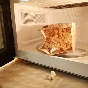 cooking popcorn in the microwave